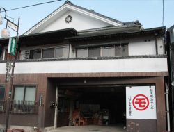 （名）マルモ醤油店